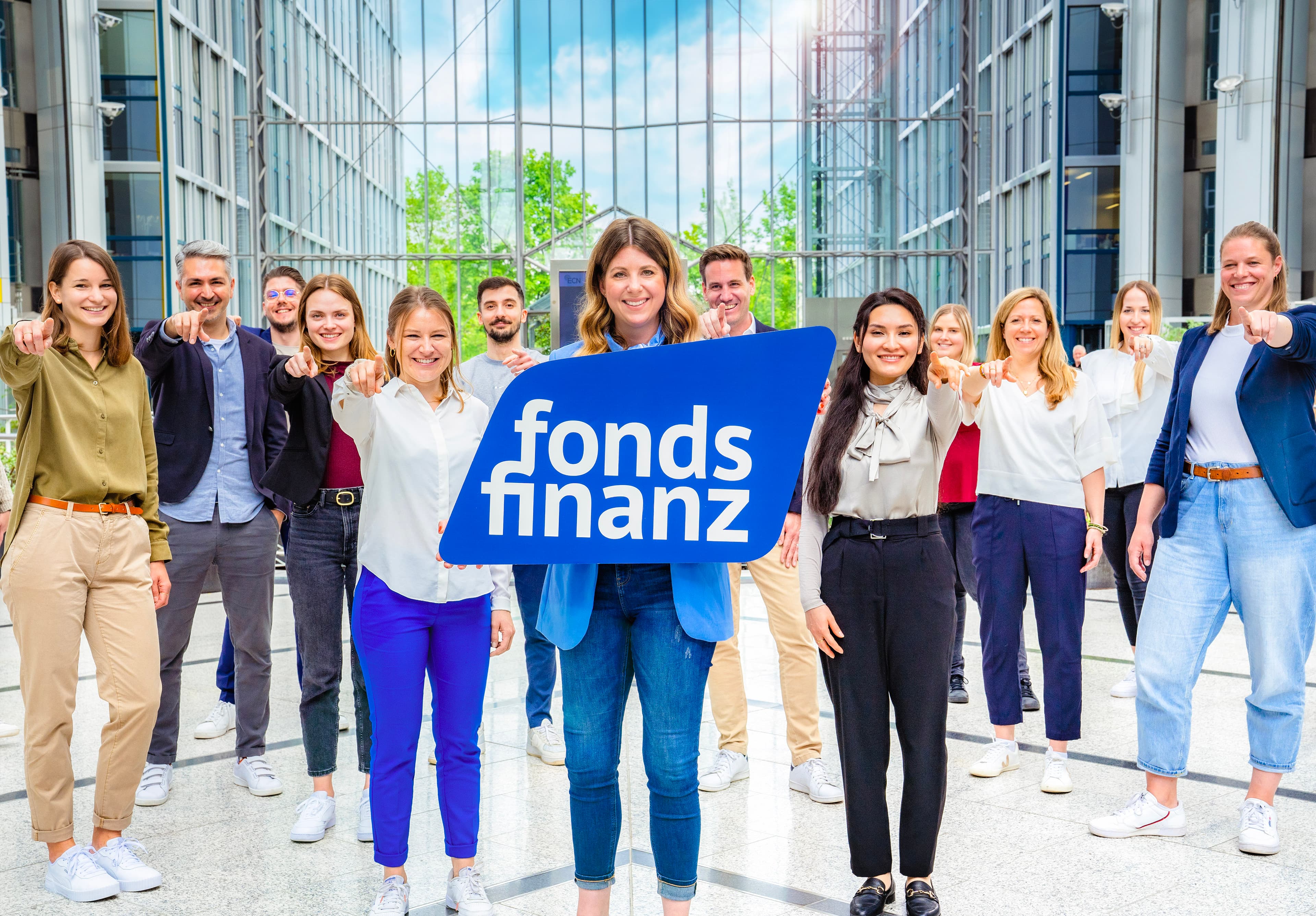 Fonds Finanz team employees with company logo